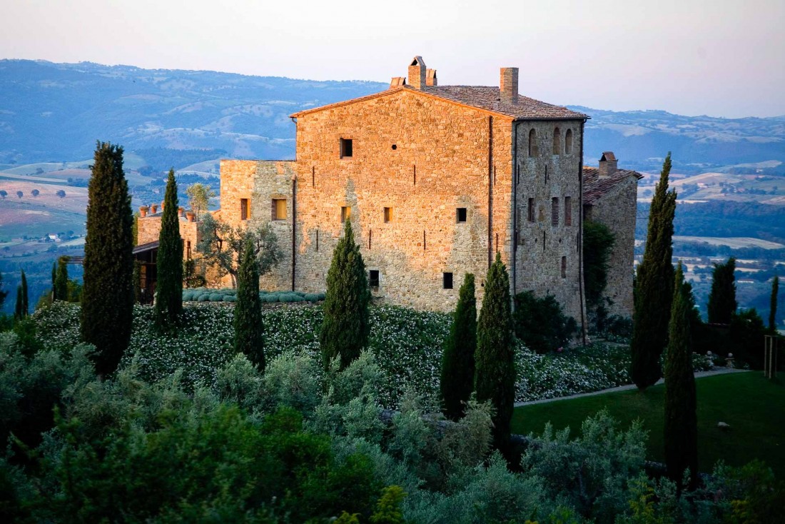 Coucher de soleil sur Castello di Vicarello, l'un des hôtels les plus exclusifs et intimistes de Toscane © DR