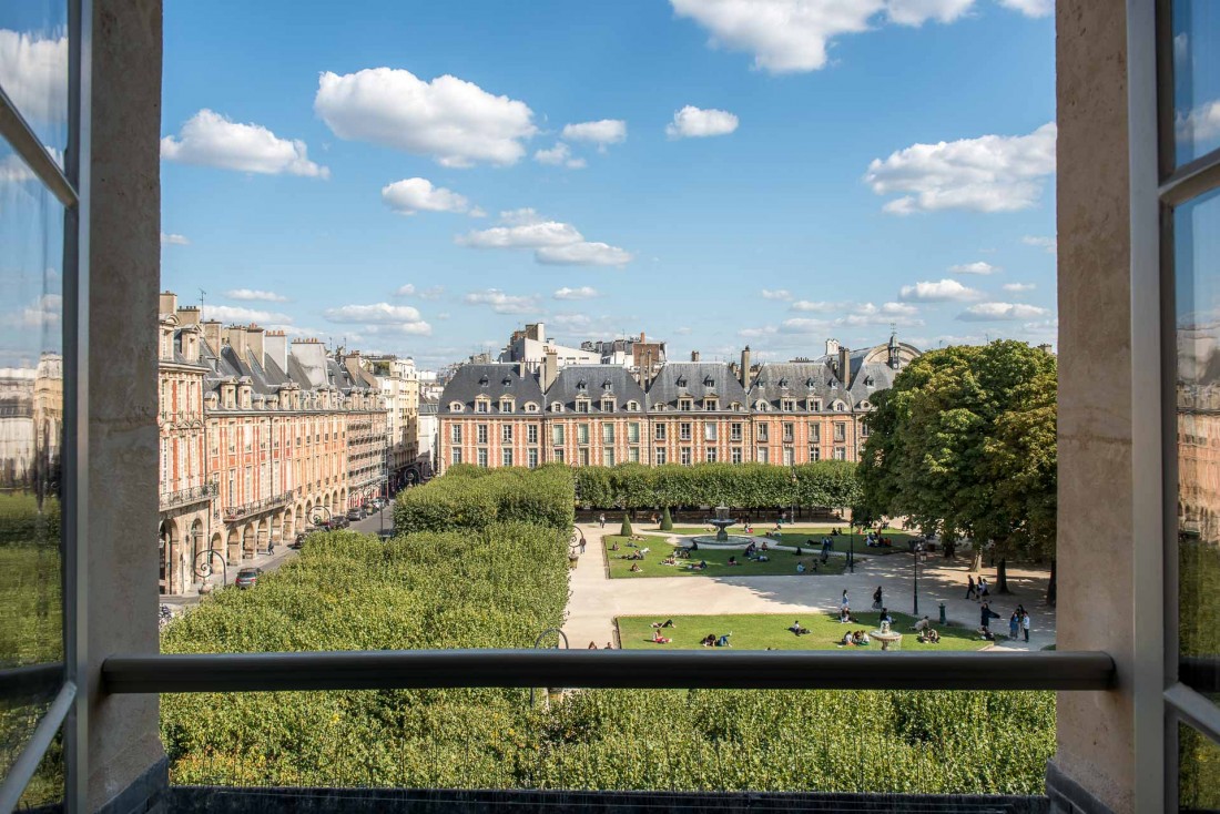 Vue sur la place des Vosges depuis la chambre 301 (Deluxe) de l'hôtel Cour des Vosges © Guillaume de Laubier