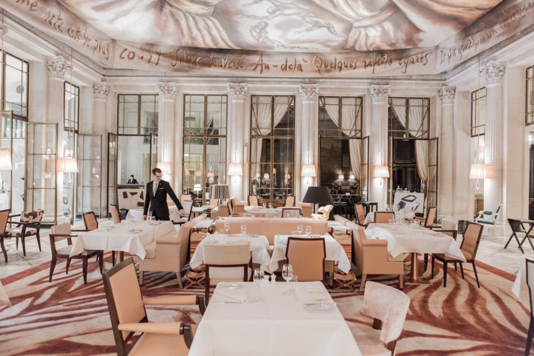 Au restaurant Le Dalí, une disposition des tables repensées, un nouveau mobilier, un tapis dessiné par Ara Starck faisant écho à la draperie tendue au plafond pour un ensemble plus lumineux © Pierre Monetta