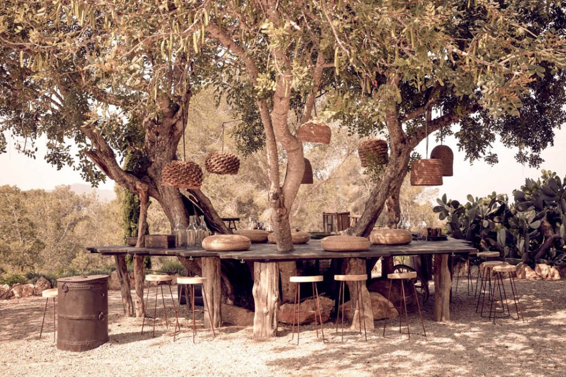 C'est dans les jardins de la ferme, sous des arbres centenaires, que les hôtes de La Granja sont invités à se retrouver © La Granja Ibiza
