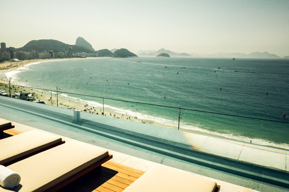 Vue sur la plage de Copacabana depuis le rooftop de l'Emiliano Hotel Rio de Janeiro © Alex Batista