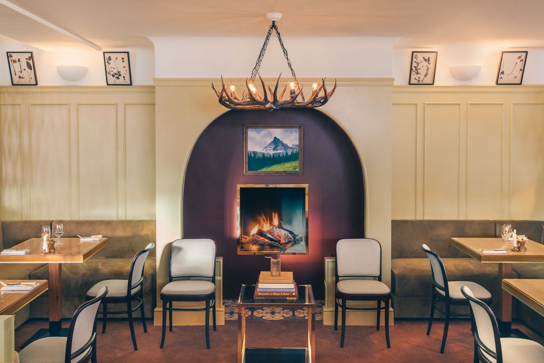 Ambiance chaleureuse et feu de cheminée dans le lobby-lounge de l'Experimental Chalet à Verbier © Romain Laprade