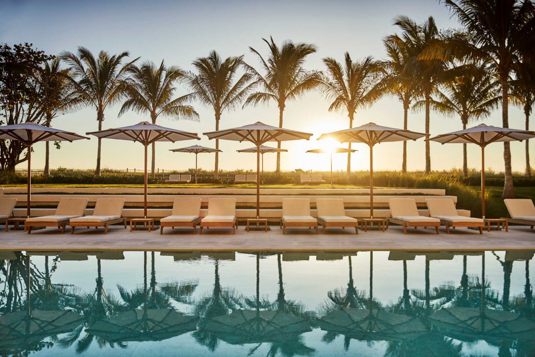 Au bord de l'une des trois piscines du tout nouveau Four Seasons Hotel at The Surf Club, au nord de Miami Beach © Four Seasons Hotels @ Resorts