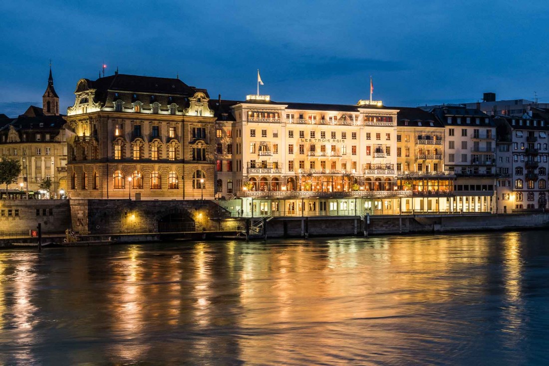 Le Grand Hôtel Les Trois Rois, en plein cœur historique de Bâle, surplombe le Rhin © Les Trois Rois