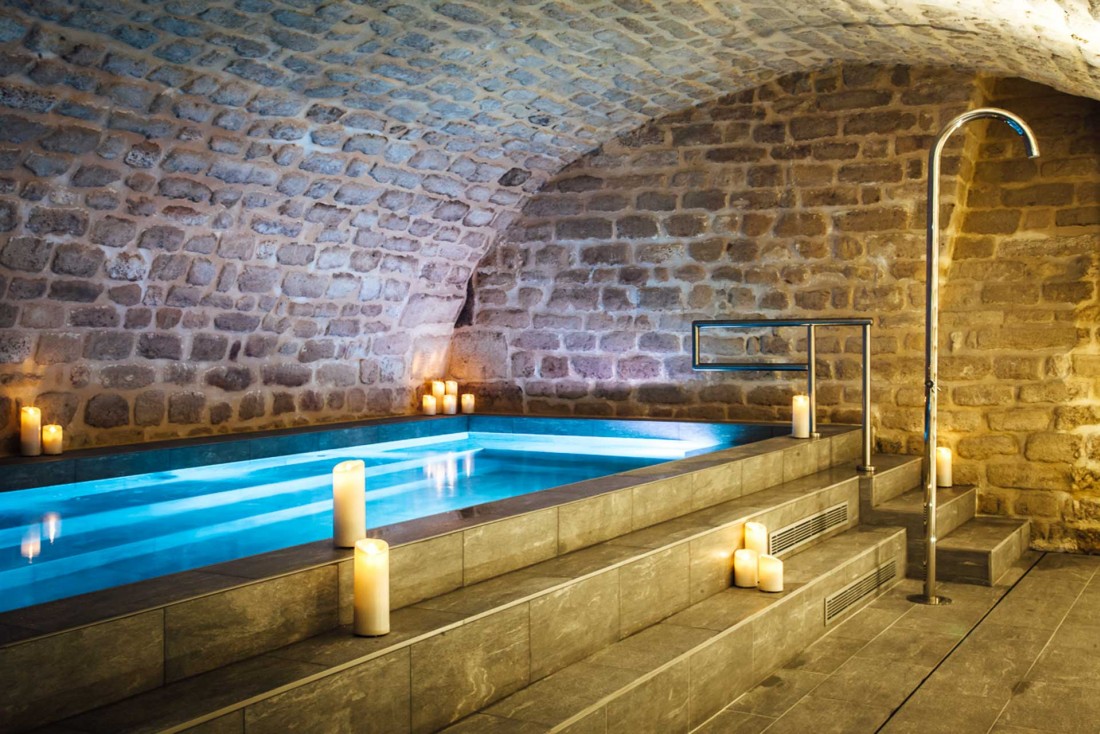 Sous la cave voûtée de l'hôtel, la piscine du Square Louvois permet à l'hôtel de se distinguer © Hôtel Square Louvois