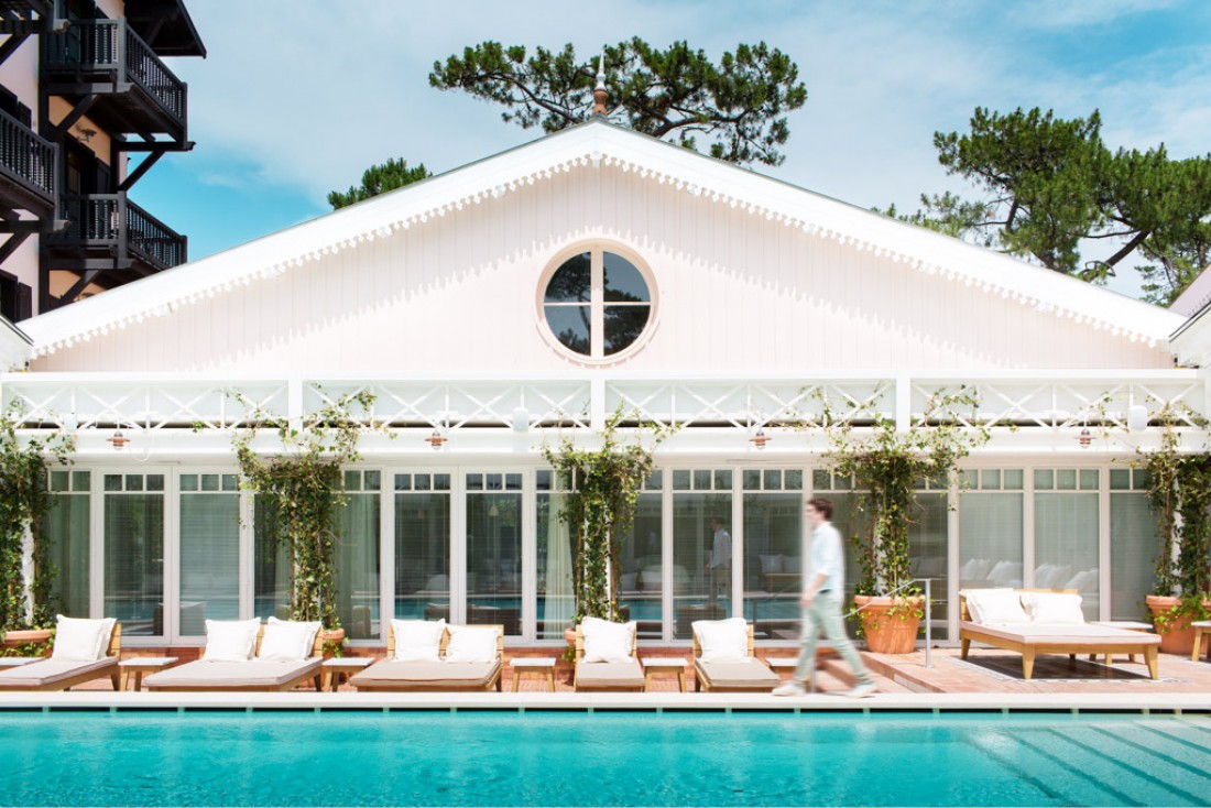 Au bord de la piscine du Ha(a)ïtza, renaissance cool et chic du mythique Haïtza par Philippe Starck au Pyla-sur-Mer © Nicolas Anetson