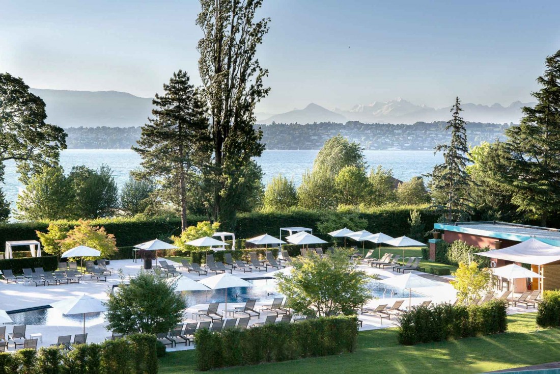 Vue sur la piscine extérieure - et le Lac Léman - de La Réserve Genève © G. Gardette