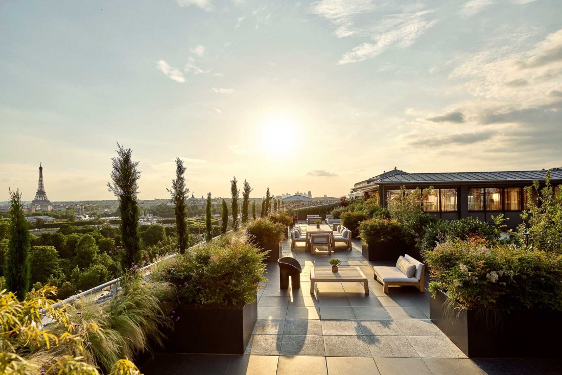 Avec ses 295 m2 de terrasse surplombant les Tuileries, la Suite Belle Étoile du Meurice offre des inégalées sur Paris © DR