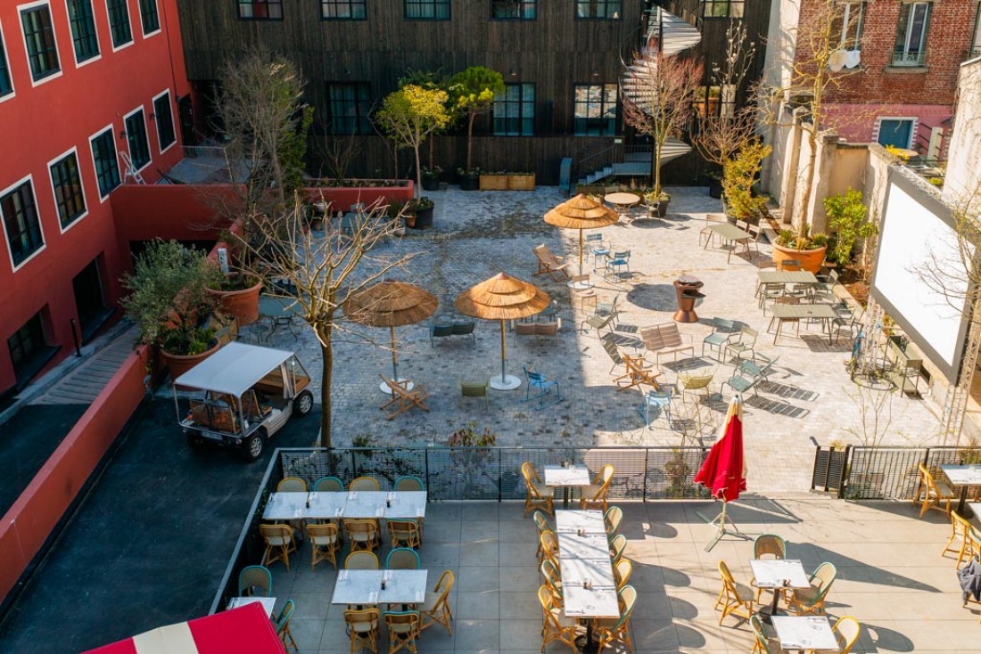 Au cœur du MOB Hotel Paris Les Puces (sur la commune de Saint-Ouen), une vaste cour-jardin pour chiller, regarder un film, manger dans un food truck où jardiner © Bruno Comtesse