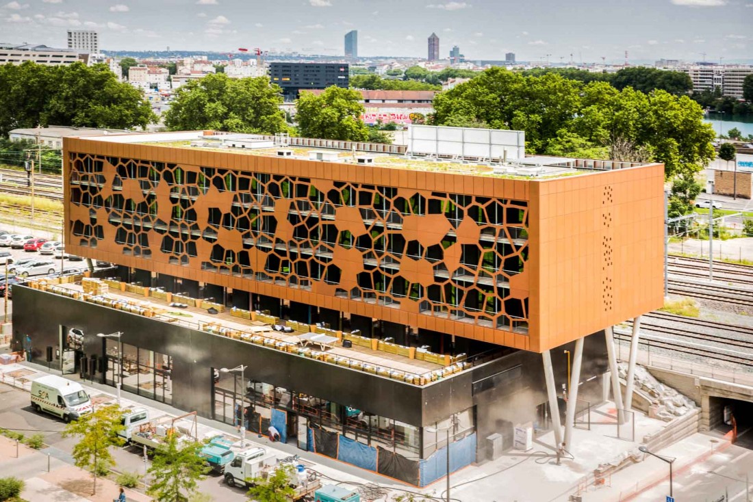 Une immense façade alvéolée dissimule toutes les chambres avec balcons du MOB Lyon © Aldo Parede