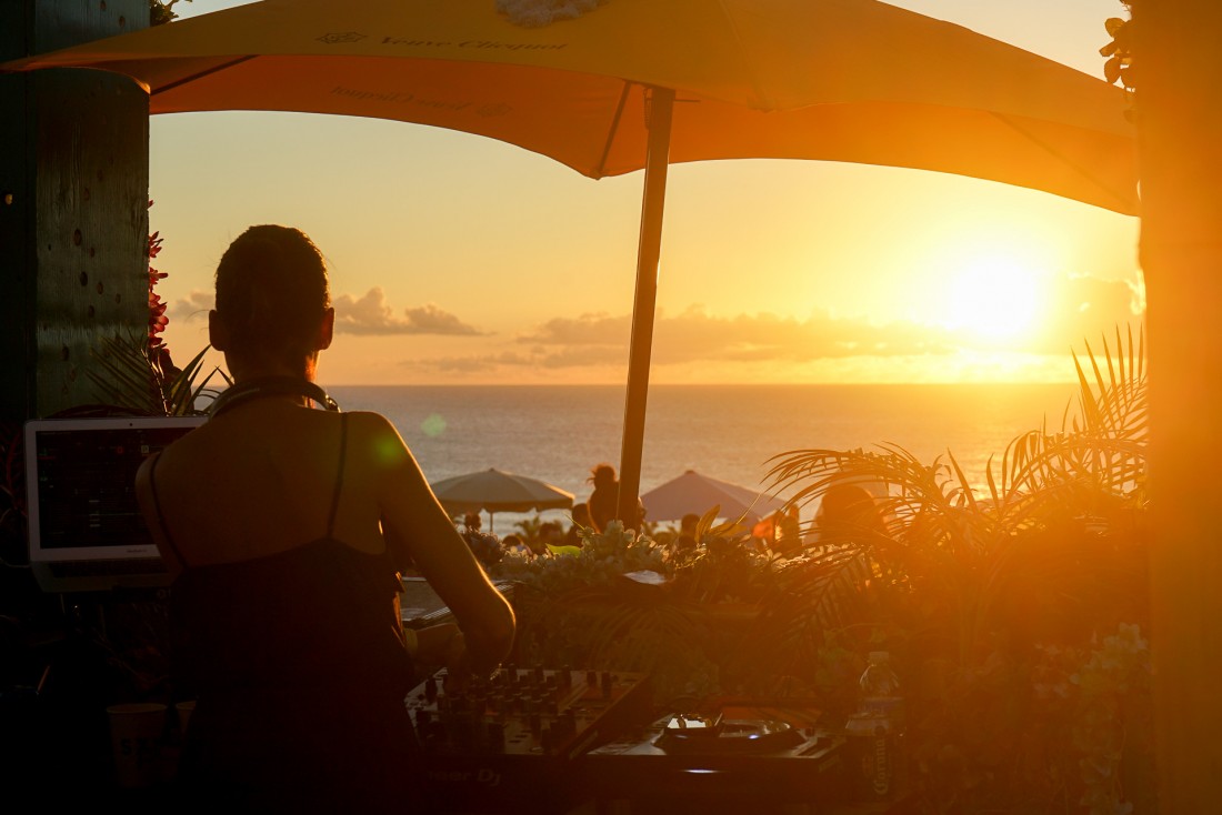 Au SXM Festival, DJ booth avec vue sur la mer des Caraïbes et coucher de soleil pendant la Villa Party © YONDER.fr