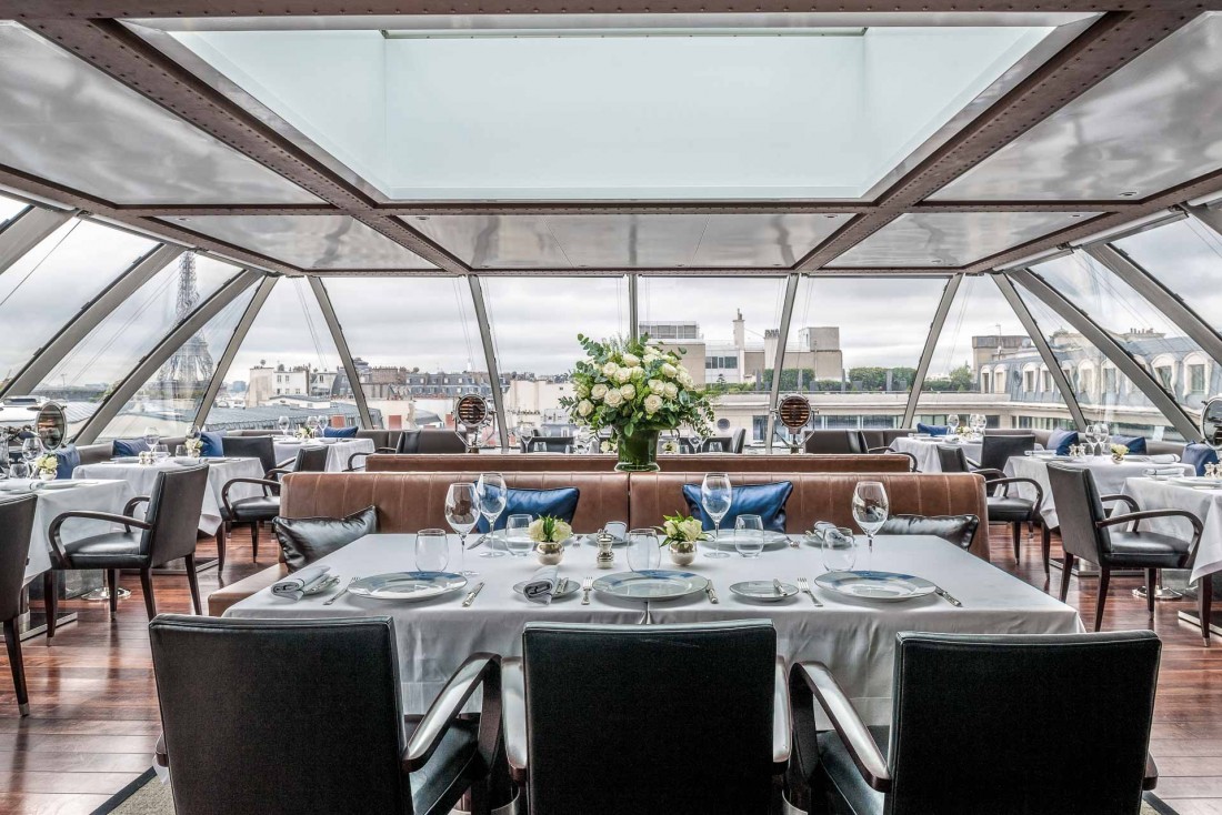 La spectaculaire salle à manger vitrée de L'Oiseau Blanc, au 6ème et dernier étage de l'hôtel © The Peninsula Paris