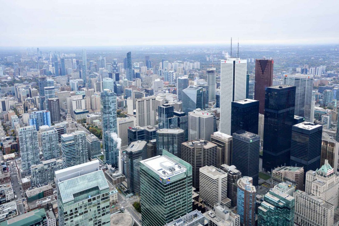 Vue sur Toronto depuis le haut de la tour CN, haute de 553,33 mètres et située dans le centre de Toronto © Camille Hispard
