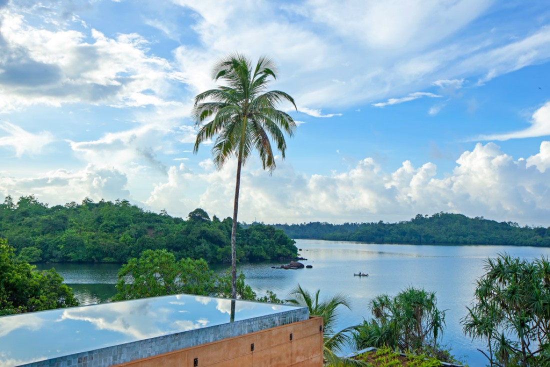 La piscine du Tri Lanka, premier resort de luxe eco-friendly du pays, surplombe les rives du Lac Koggala © DR