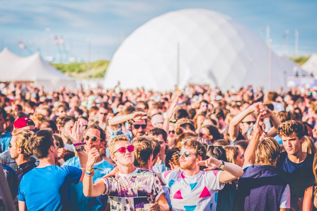 Une foule dense réunie devant la scène principale du festival © WECANDANCE