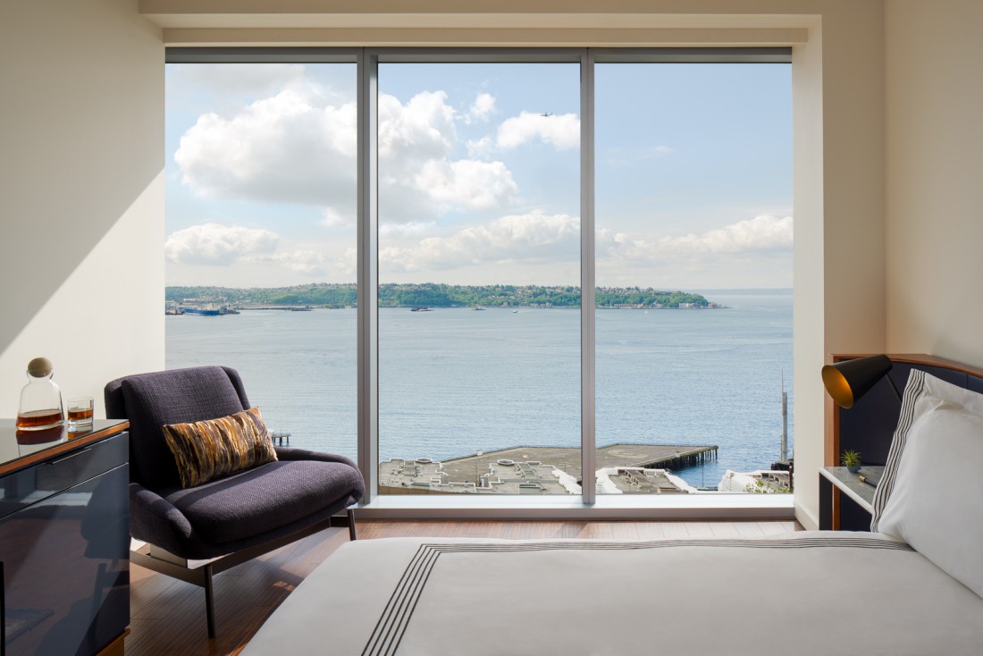 Baies vitrées et vues spectaculaires depuis une chambre Water View Deluxe King © Thompson Seattle
