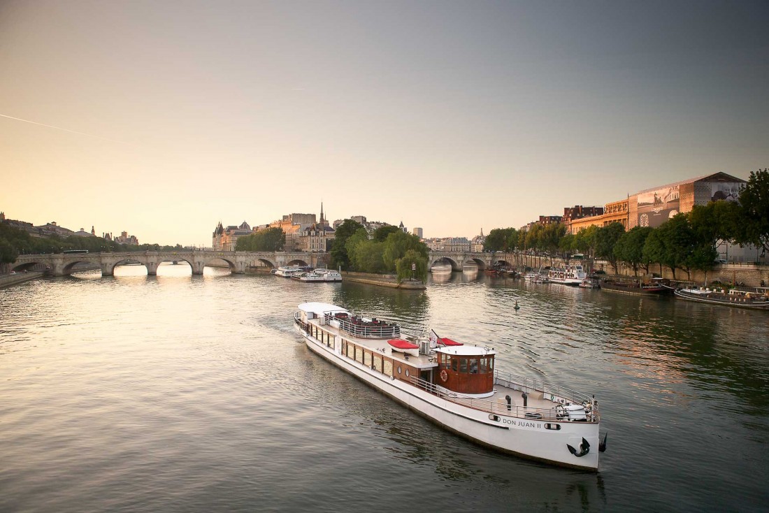 Le Don Juan II voguant sur la Seine © N. BUISSON