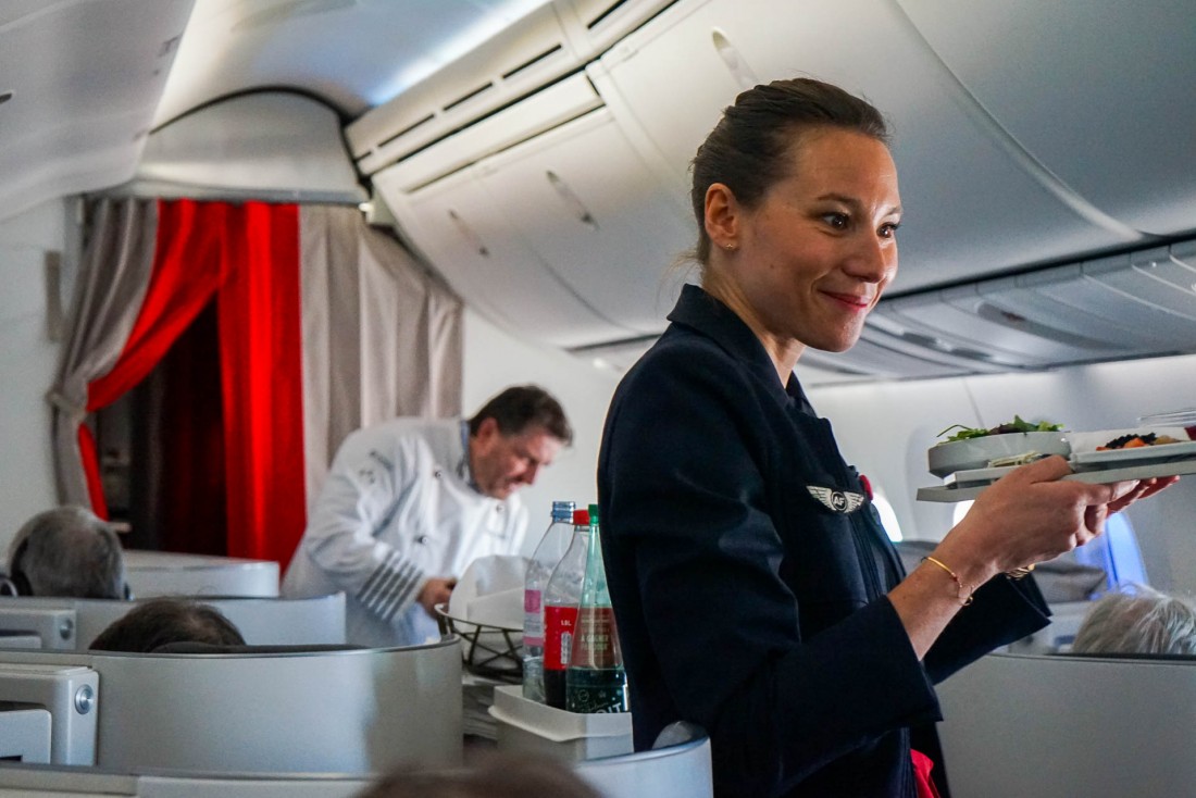 Le chef étoilé Olivier Bellin prend part au service, aux côtés de l'équipage à bord du vol AF334 du 12 février 2018 © YONDER.fr