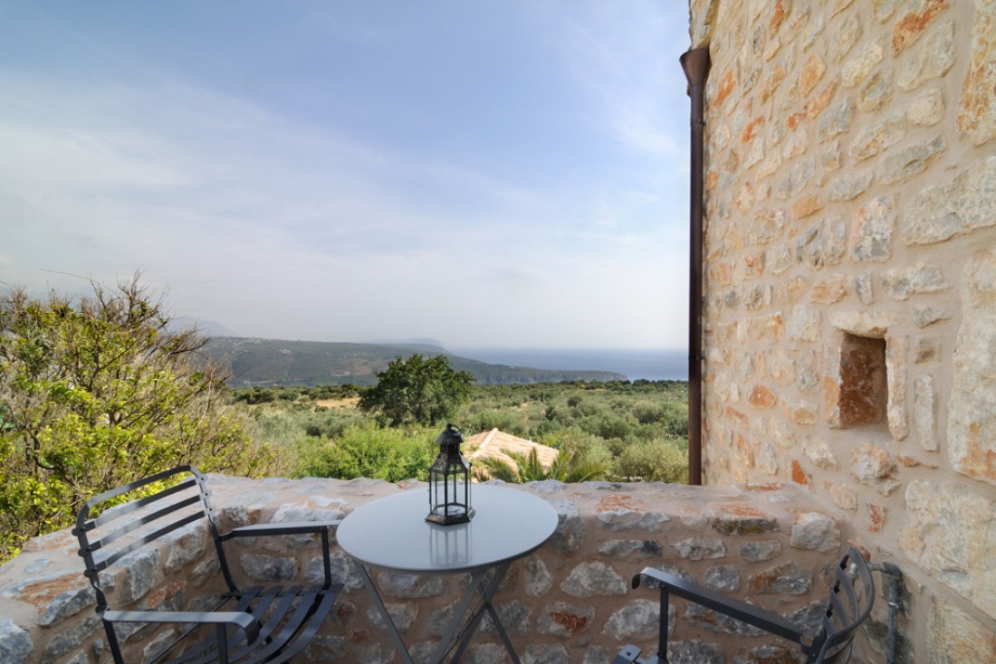 Terrasse avec vue dans l'une des suites de l'établissement © Antares Hotel Mani