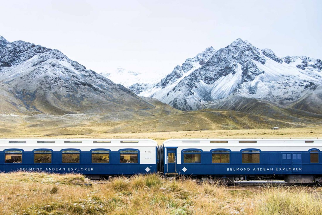 Les voitures bleues et blanches du Belmond Andean Explorer filent à travers les majestueux paysages péruviens © Belmond