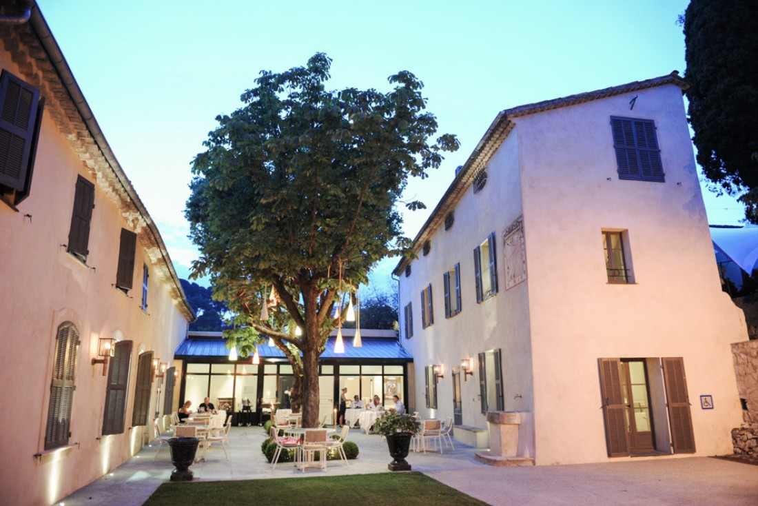 L'entrée et la terrasse de la Villa Archange, le restaurant gastronomique de Bruno Oger au Cannet © Bastide Bruno Oger