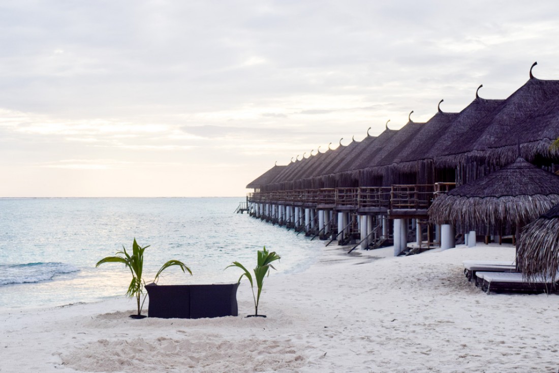 Un sofa posé sur la plage. Toute la philosophie du Constance Moofushi résumée en une image © Yonder.fr