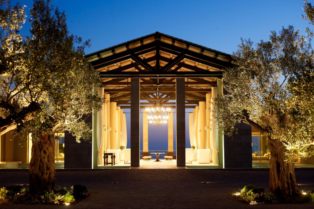 Bienvenu au Romanos, élégant resort contemporain d'inspiration grecque classique © The Romanos