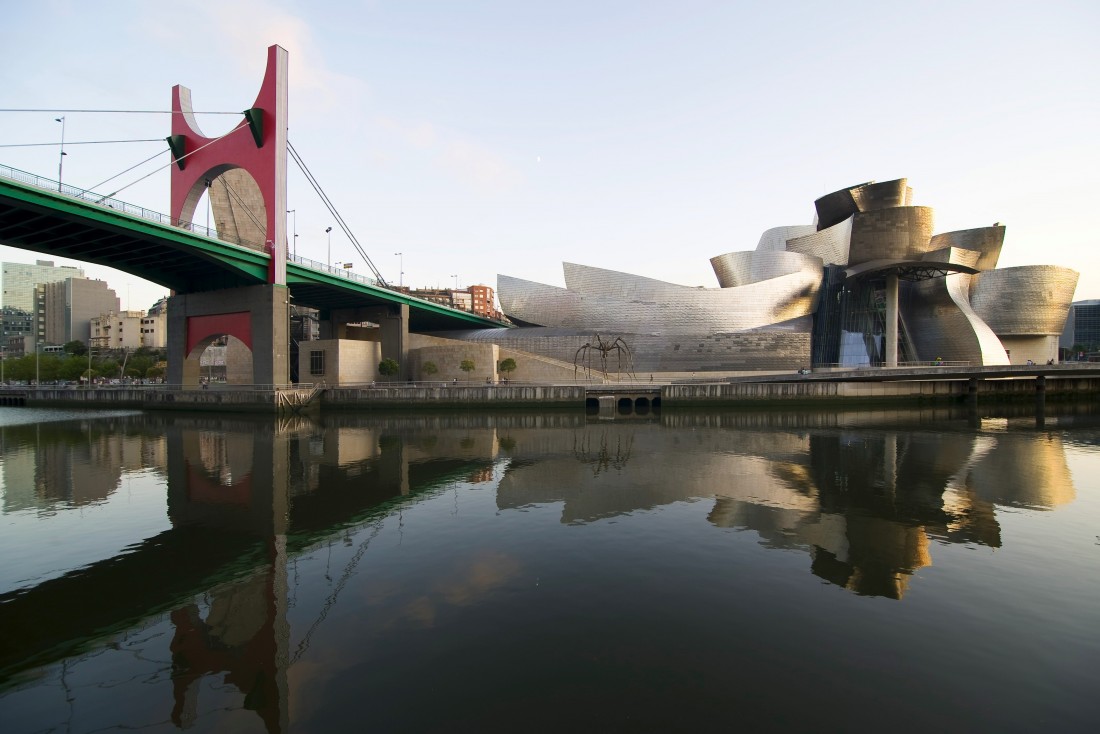 Le Musée Guggenheim, inauguré en 1997, est devenu l'emblème de Bilbao grâce à son architecture signée Frank Gehry © Guggenheim Bilbao