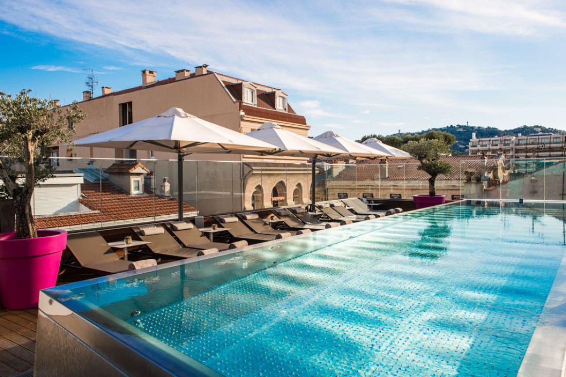 Installé au coeur de la ville de Cannes, le Five Seas Hotel dispose d'une élégante piscine sur son toit-terrasse © Five Seas Hotel
