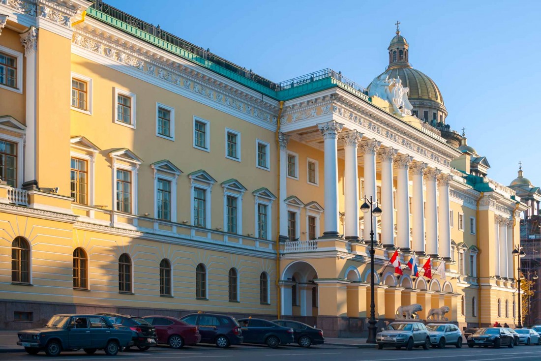Le Four Seasons Hotel Lion Palace St. Petersburg a investi l'ancien palais Lobanov-Rostovsky, dite la « Maison aux Lions » © Four Seasons