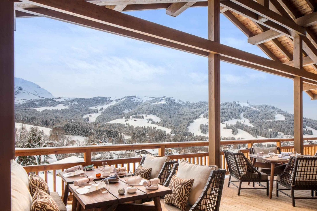 Le 1920, deux-étoiles Michelin, dispose d'une splendide terrasse avec vues sur la vallée © Four Seasons