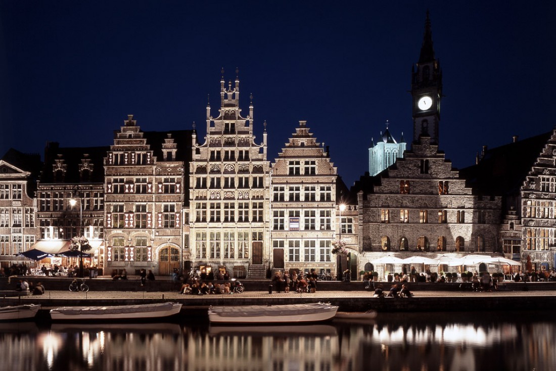 Vue carte postale de Gand : le quai du Graslei vu de nuit © VisitGent