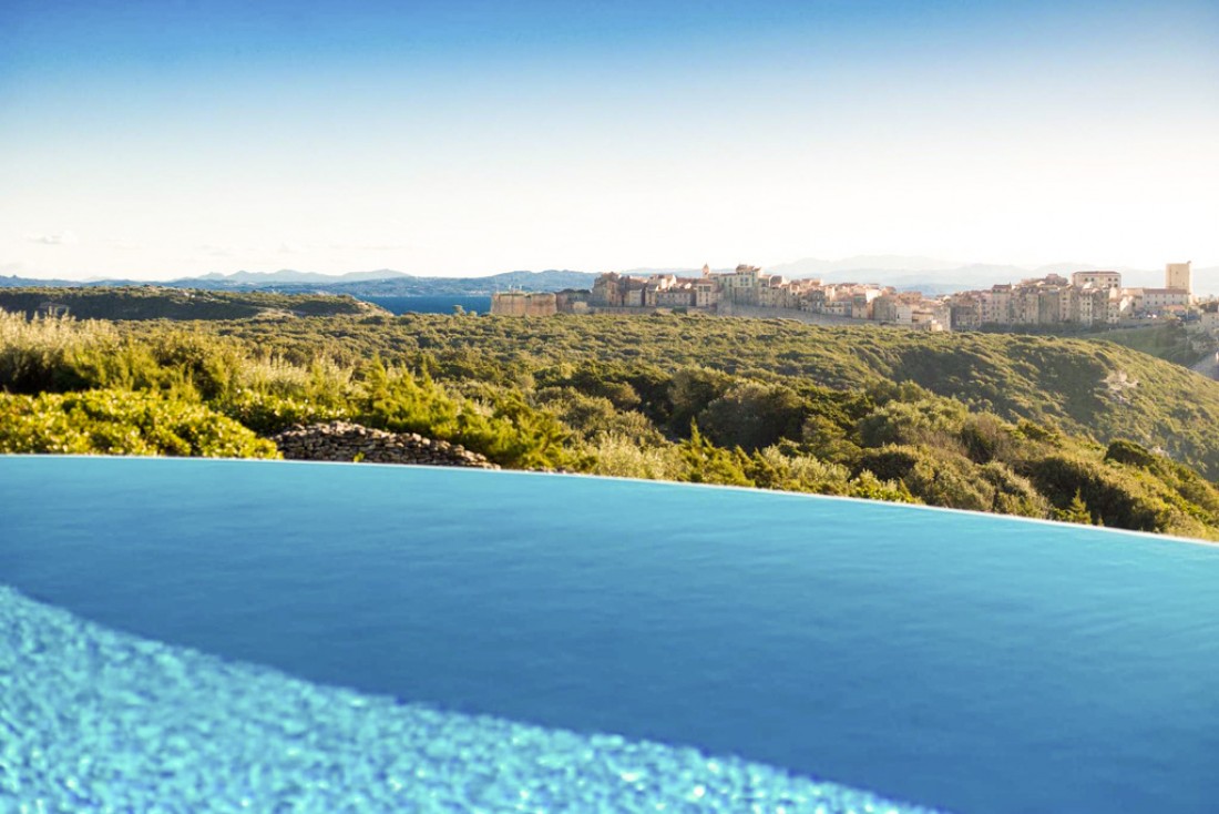 Bienvenue au Cala di Greco, hôtel de charme surplombant la splendide ville de Bonifacio © Cala di Greco