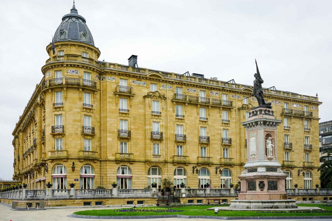 L'imposante façade de l'Hôtel Maria Cristina, le grand hôtel de référence à San Sebastián © YONDER.fr