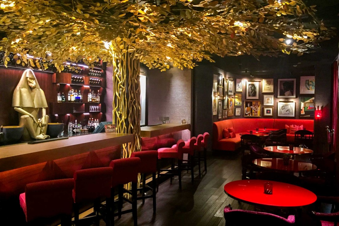 Le bar de l'hôtel et son espace Salon, qui recèle de nombreuses œuvres d'art © Constance Lugger