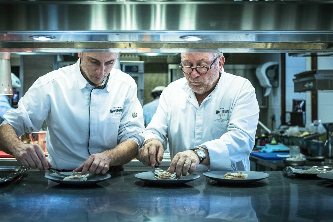 Maxime et René Meilleur dans les cuisines de La Bouitte à Saint-Martin-de-Belleville en Savoie © Matthieu Cellard