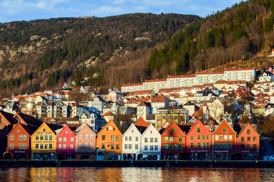Décor carte postale sur le quai de Bryggen à Bergen, le lieu le plus touristique de la deuxième ville de Norvège © YONDER.fr