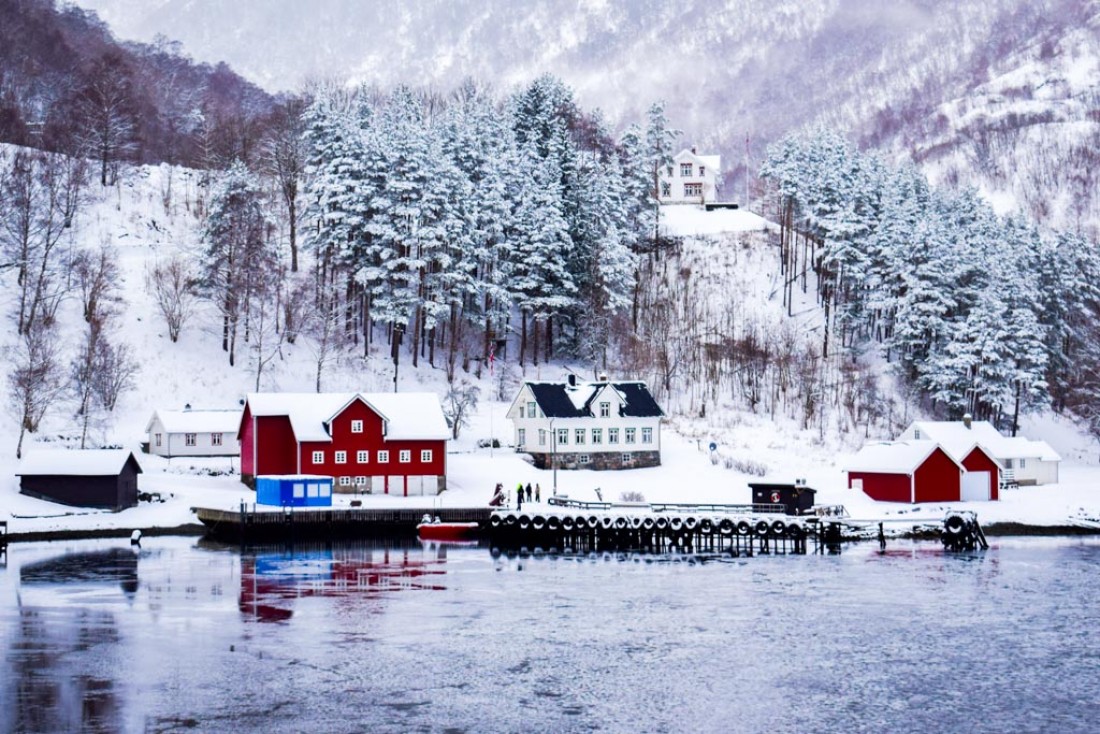  Vue d'un village en naviguant sur le Nærøyfjord entre Gudvangen et Flåm © YONDER.fr