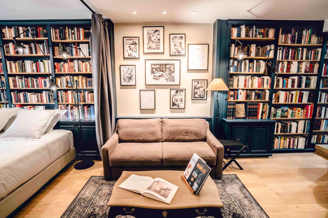 Une suite spacieuse avec coin salon et des milliers de livres, voici ce qui attend les hôtels de La Librairie du Marais, la première adresse parisienne de Paris Boutik