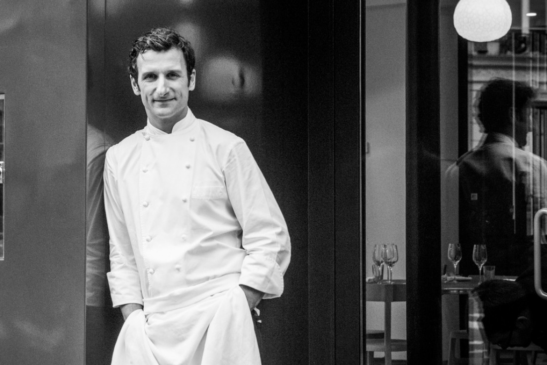Le chef Christophe Saintagne pose devant son restaurant, Papillon © Pierre Monetta