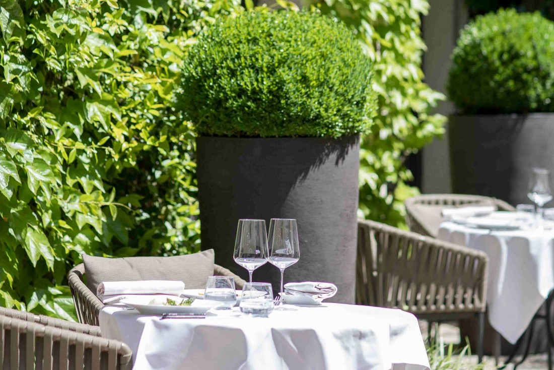 La terrasse, dans la charmante cour du Pavillon de la Reine, est l'un des points forts du restaurant © DR 