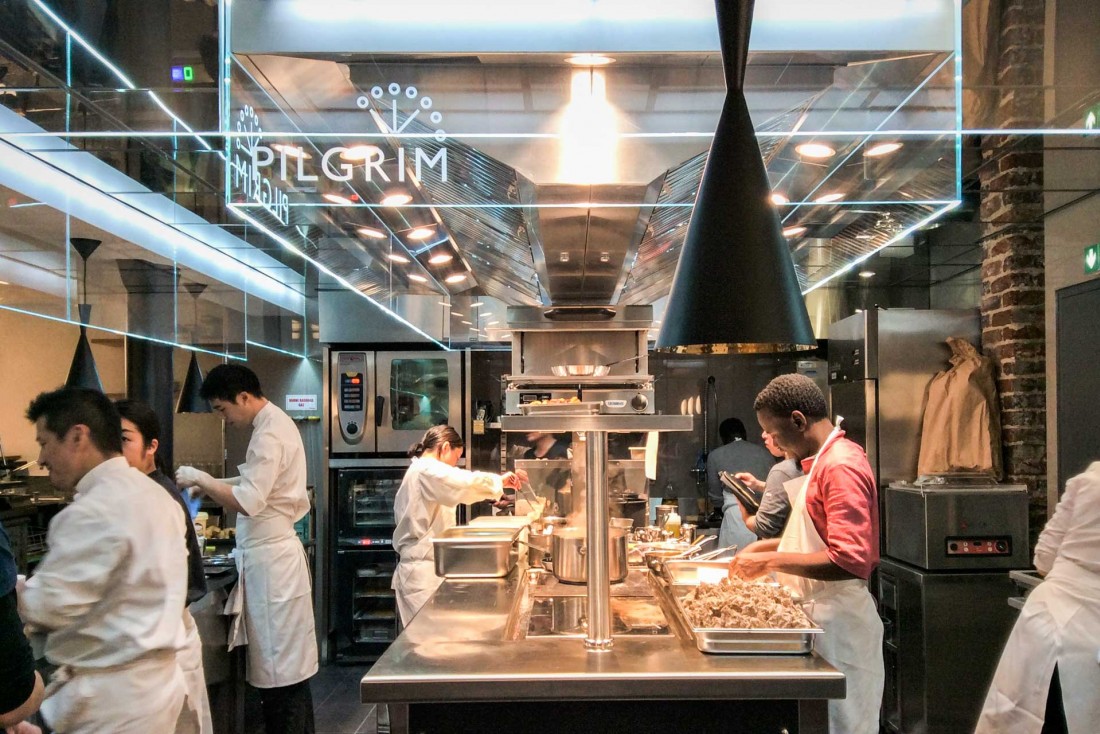 Au centre du restaurant, une cuisine ouverte rutilante où s'active la brigade du chef Terumitsu Saito © Pilgrim