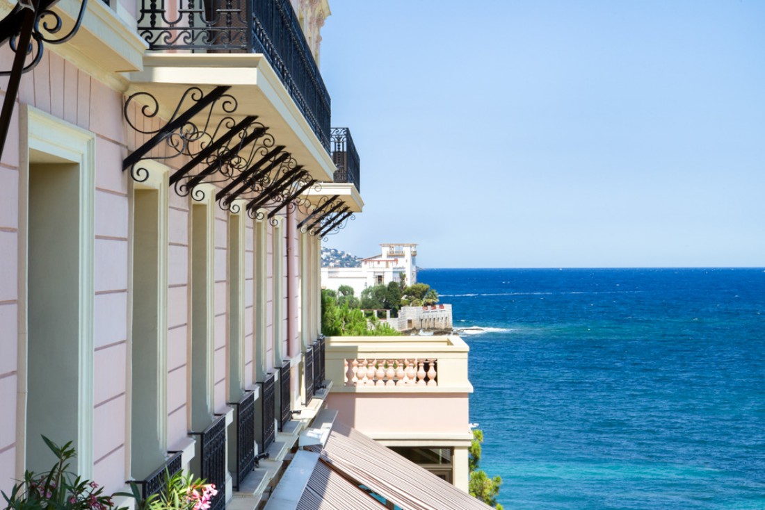 La façade rose du Royal Riviera. En arrière-plan, la célèbre Villa Kérylos © Royal Riviera