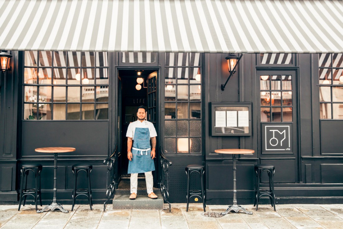 Tomy Gousset devant son restaurant TOMY&co, rue Surcouf dans le 7ème arrondissement de Paris © Guillaume Lechat