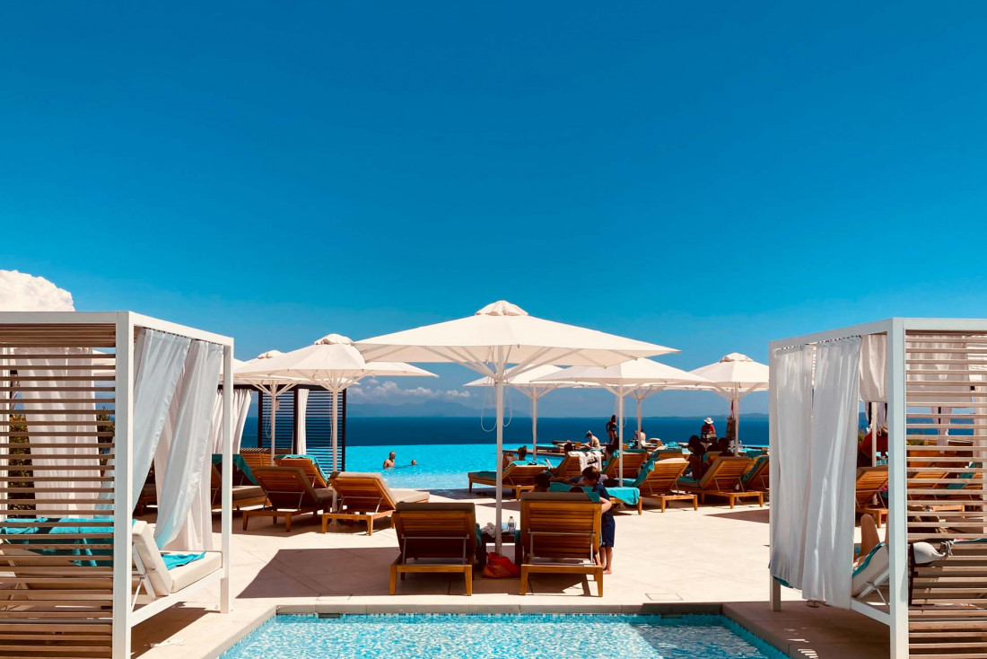 Le bleu de la Méditerranée s'étend de la piscine de l'Angsana Corfou à la mer © Pierre Gautrand