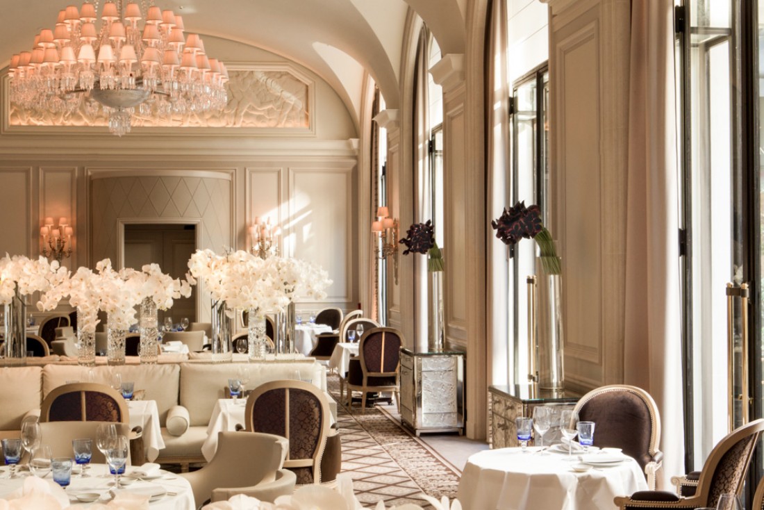 C'est à l'architecte d'intérieur Pierre-Yves Rochon que l'on doit Le George, la nouvelle table méditerranéenne du palace © Le George / Four Seasons George V  