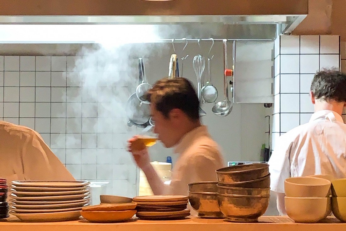 Taku Sekine dans les cuisines de Cheval d'Or © YONDER.fr