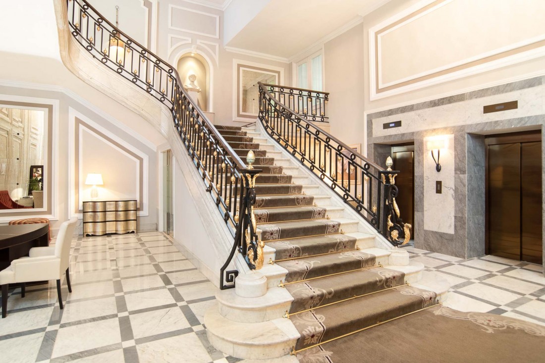 Un escalier majestueux permet d'accéder aux étages © Hotel Maria Cristina