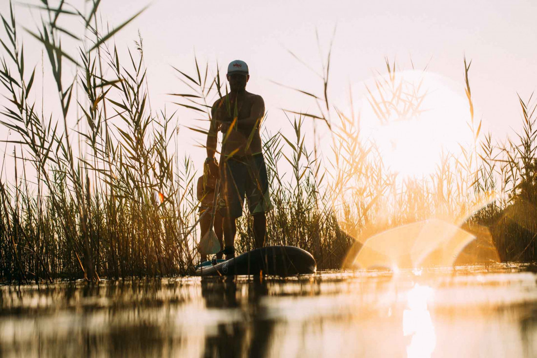 Visiter les Landes : on profite des dernières chaleurs de l'été pour faire du paddle sur les lacs du littoral landais © Sébastien Chebassier