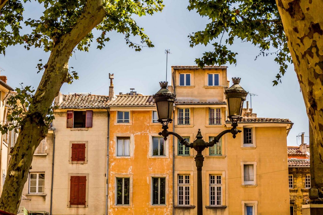 Façades colorées dans le centre d'Aix-en-Provence © Gerald Villena – stock.adobe.com